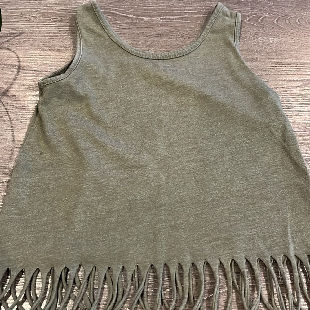 Cute green tank top - Picture 3 of 3